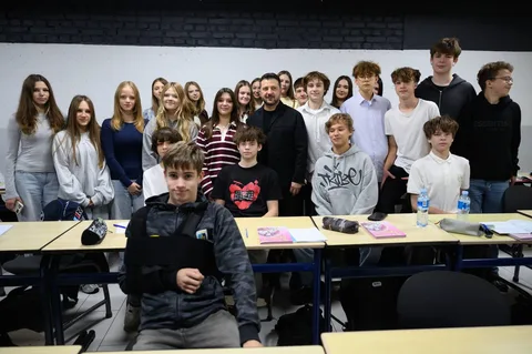Група молодих людей у класі біля столів