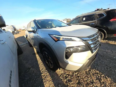 Білий позашляховик на автостоянці з іншими авто