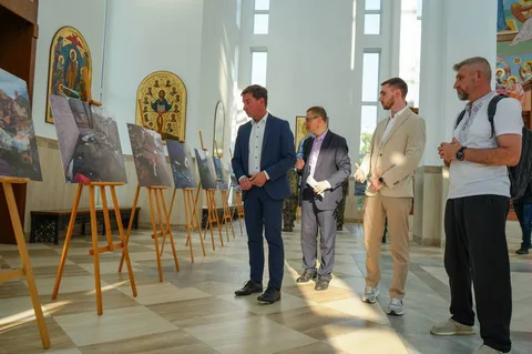 Люди оглядають фотовиставку в церкві