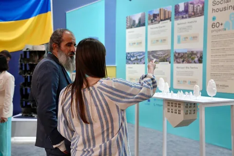 Чоловік та жінка розглядають інформаційні плакати на виставці