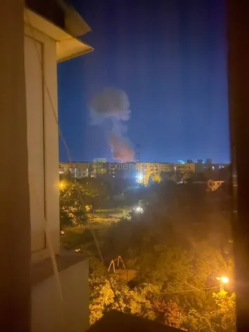 Вибух у нічному небі над житловим районом міста