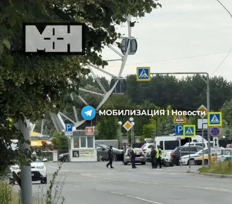 Вулиця з припаркованими автомобілями та дорожними знаками