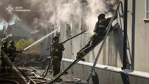 Рятувальники гасять пожежу в будівлі водяними струменями