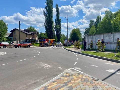 Рятувальники та пожежна машина на вулиці Вишневого