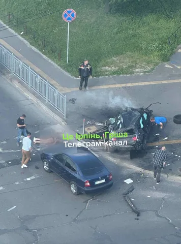 Місце дорожної аварії з пошкодженими автомобілями на вулиці