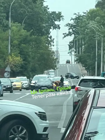 Дорожно-транспортна пригода на вулиці з припаркованими автомобілями