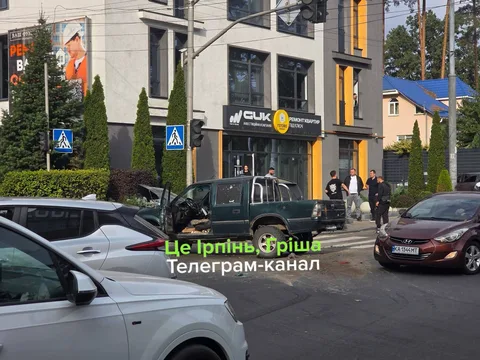 Припаркована машина на тротуарі біля магазину в Ірпені