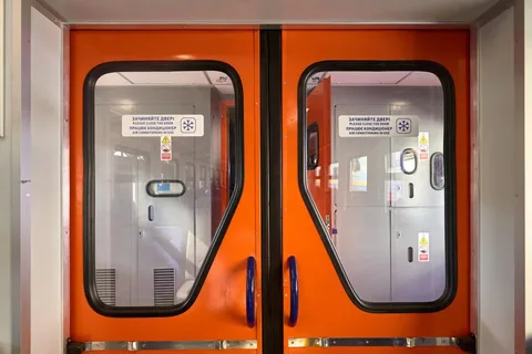 Два помаранчеві автомати з напитками на залізничній станції
