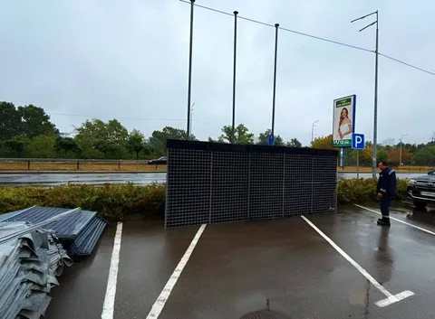 Захисна сітка від дронів на паркінгу АЗС під час монтажу