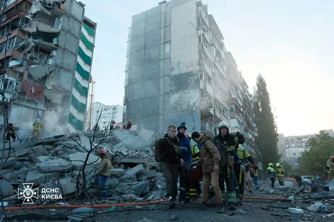 Рятувальники біля пошкоджених будівель у Києві