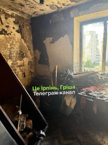 Пошкоджена квартира після пожежі з обвугленими стінами