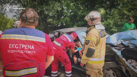 Рятувальники та медики біля пошкодженого автомобіля на місці ДТП