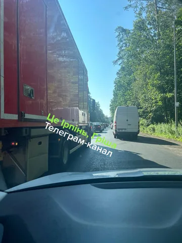 Вид з автомобіля на затор на Варшавській трасі