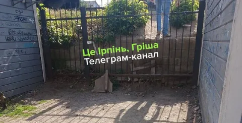 Закрита металева брама з заварених проходів у паркані