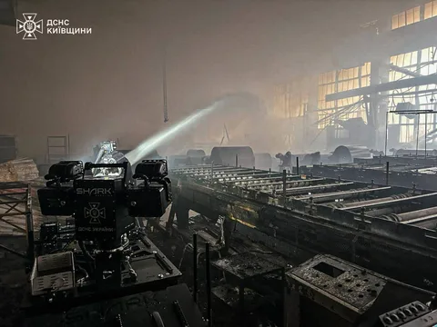 Пожежники гасять пожежу на промисловому підприємстві