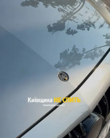 Пошкоджена емблема на капоті автомобіля