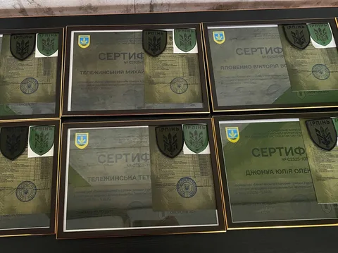 Сертифікати та грамоти на стіні в рамках