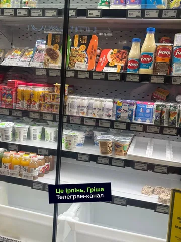 Полиці магазину з частково порожніми місцями для продуктів