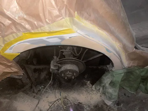 Демонтована крила автомобіля під час кузовного ремонту