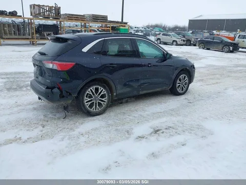 Темний позашляховик припаркований на снігу на автостоянці