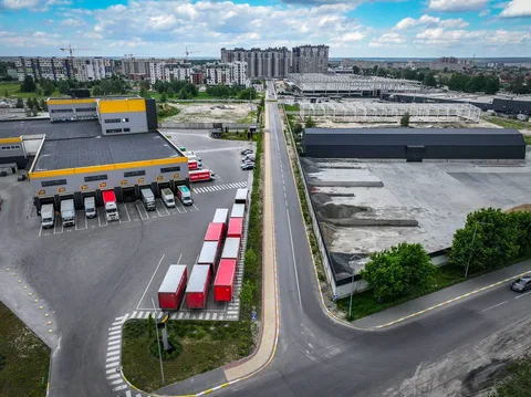 Аеровид логістичного центру з припаркованими вантажівками та будівлями