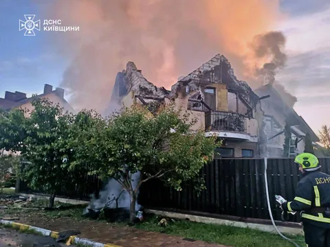 Пошкоджена житлова будівля з димом під час гасіння пожежі