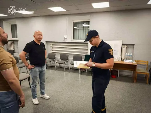 Інспектор ДСНС проводить брифінг у приміщенні укриття
