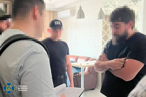 Співробітники СБУ проводять слідчі дії з підозрюваними в приміщенні