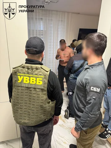 Співробітники правоохоронних органів під час проведення операції в приміщенні