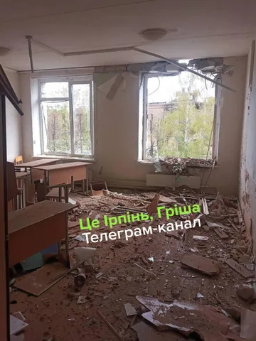 Пошкоджена кімната з вибитими вікнами та уламками