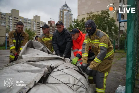 Рятувальники розгортають намет для зарядки телефонів