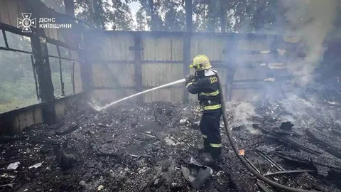 Пожежник гасить пожежу в будівлі санаторію