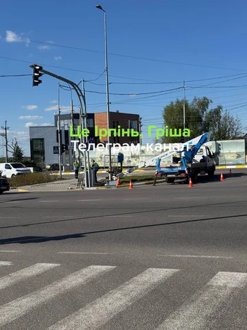 Перехрестя з пошкодженим світлофором та спеціальною технікою