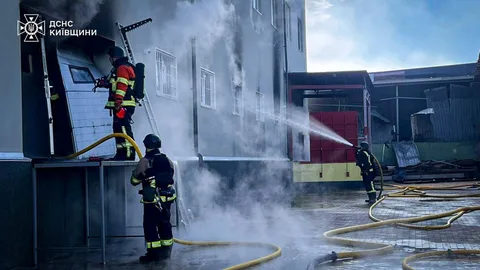 Рятувальники гасять пожежу в будівлі водою