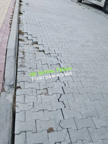 Пошкоджена бруківка на вулиці Ірпеня з тріщинами
