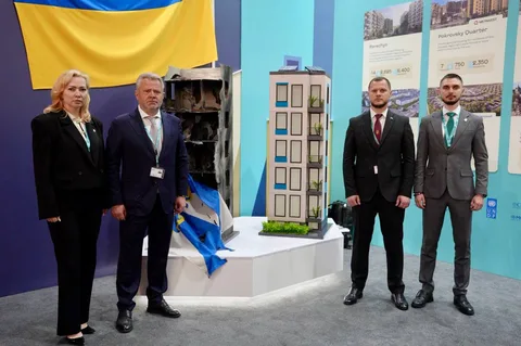 П'ять чоловіків біля макета будівлі на виставці
