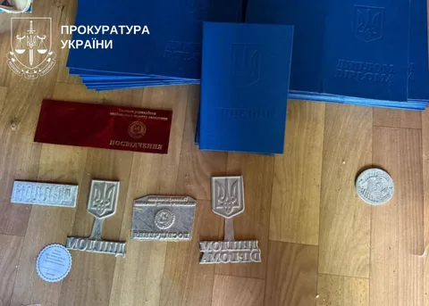 Конфісковані печатки та герби на столі прокуратури