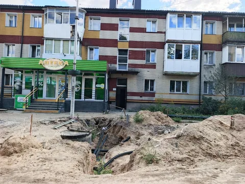 Вирва на вулиці біля житлових будинків під час реконструкції