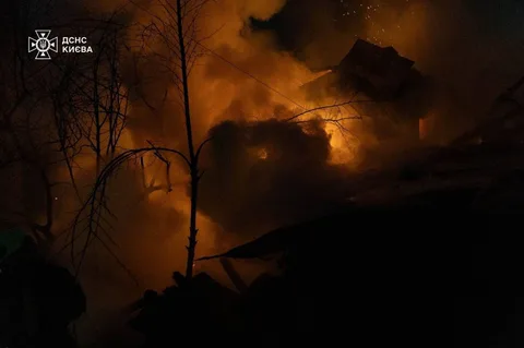 Пожежа в нічному часі, полум'я охоплює будівлю