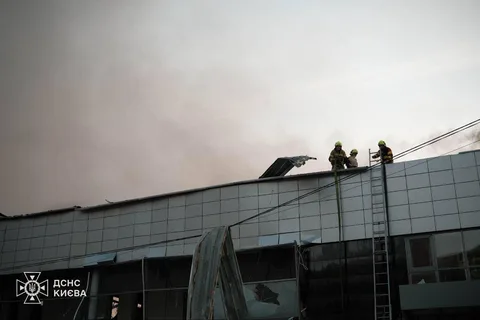 Пошкоджена будівля з отворами на даху після обстрілу