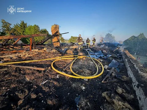 Пожежники гасять пожежу серед руйнувань будівлі