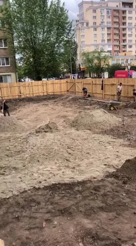 Будівельний майданчик з дерев'яним огорожею та піском