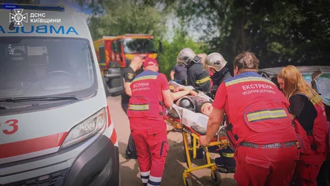Рятувальники деблокують постраждалих з автомобіля на місці ДТП