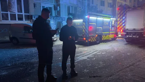 Рятувальники біля пожежного автомобіля вночі