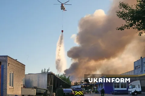 Гелікоптер над пошкодженим промисловим підприємством з димом