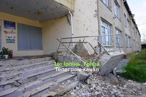 Пошкоджена будівля ліцею з вибоїнами на фасаді