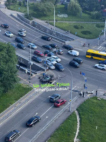 Місце дорожної аварії на перехресті з пошкодженими автомобілями
