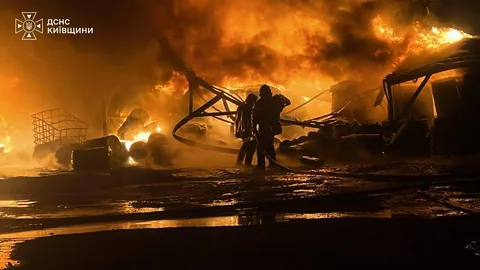 Пожежа на місці влучання безпілотника вночі