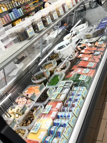Холодильна вітрина з рибою та морепродуктами в магазині