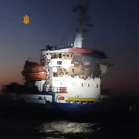 Пошкоджене судно з червоними плямами на борту в морі